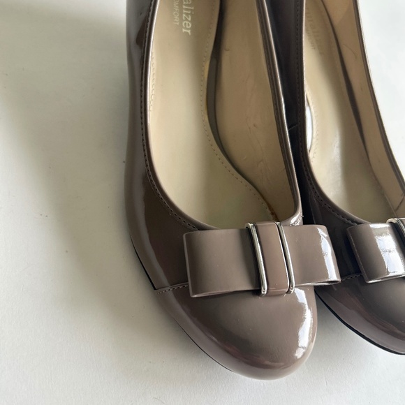 Naturalizer Grey Brown Patent Leather Bow Pumps size 8.5 - Picture 4 of 16